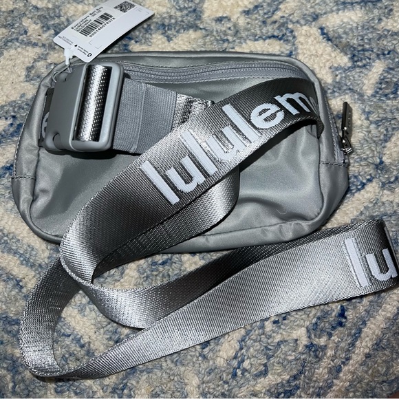 NWT Lululemon Silver Drop White Wordmark Logo Everywhere Belt Bag - Picture 4 of 6